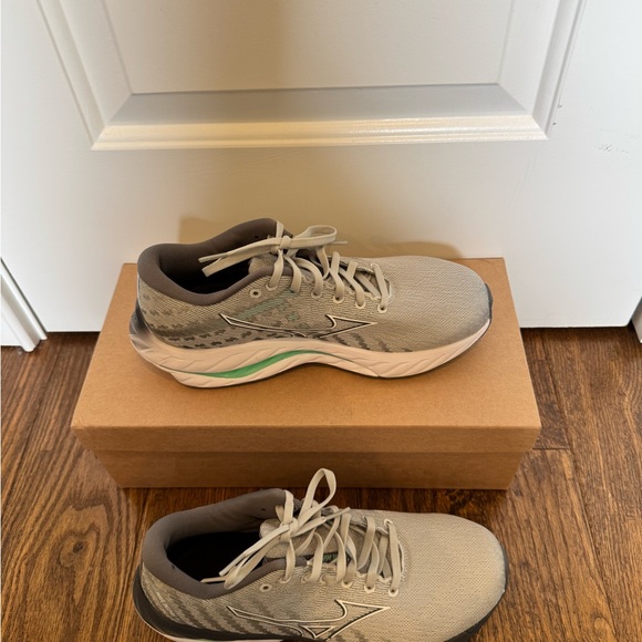 Brand New Mizuno Women’s Sneakers - Picture 2 of 8